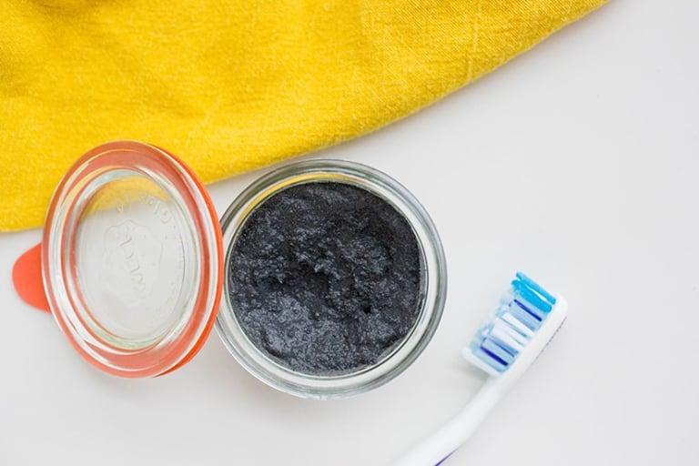 Các lợi ích và cách sử dụng kem đánh răng than hoạt tính