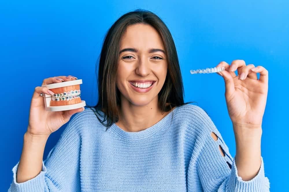 Niềng răng có quan hê bằng miệng được không?