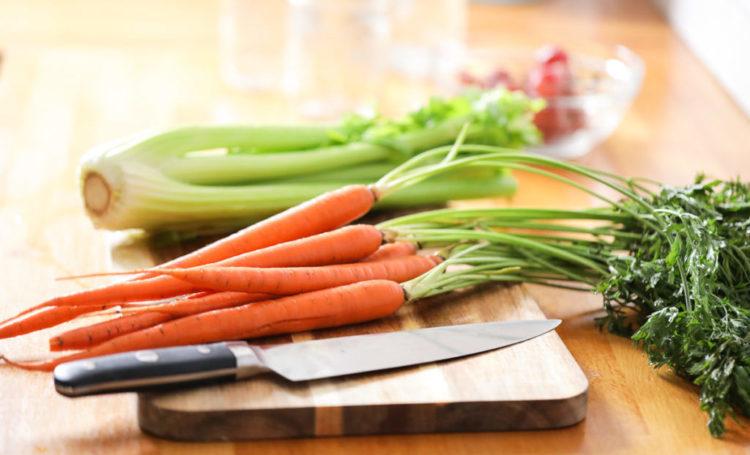 Cần tây và cà rốt sống