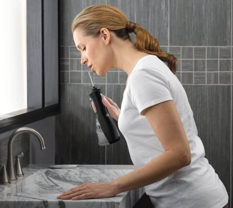 Máy tăm nước cầm tay có kích thước nhỏ gọn.