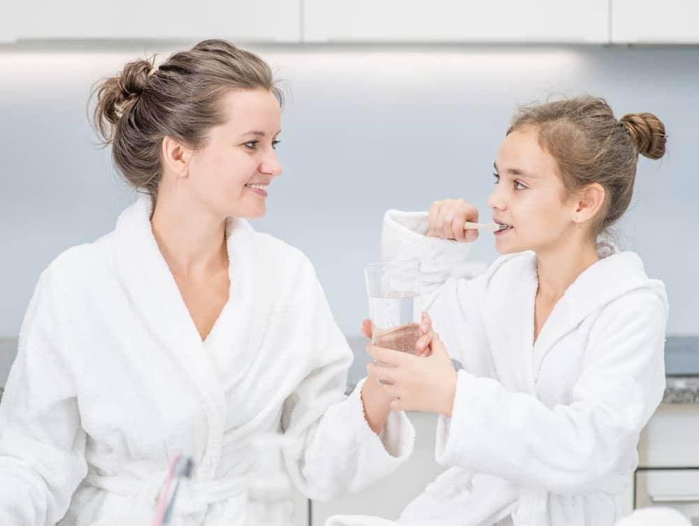 không nên súc miệng sau khi đánh răng