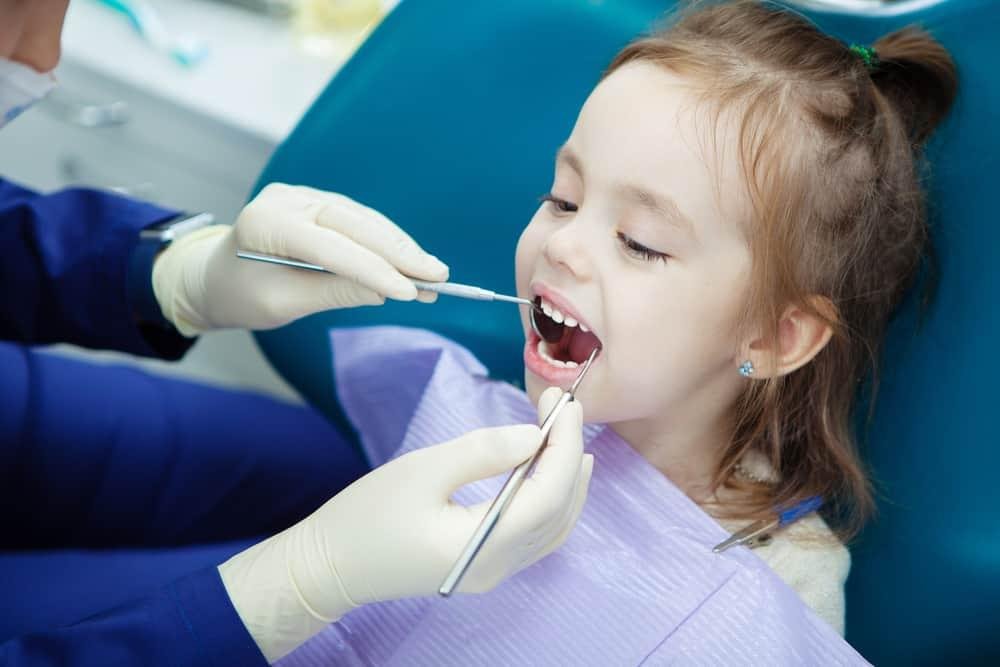 nhổ răng sữa cho bé an toàn