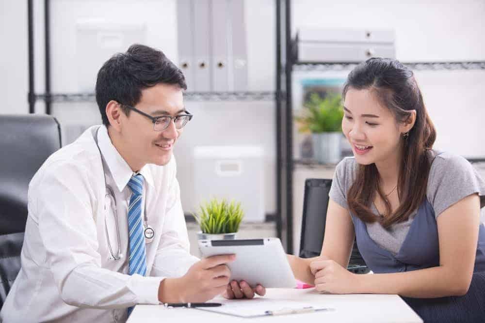 gặp bác sĩ vì đau quai hàm