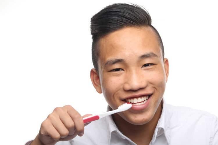 Nam giới đánh răng