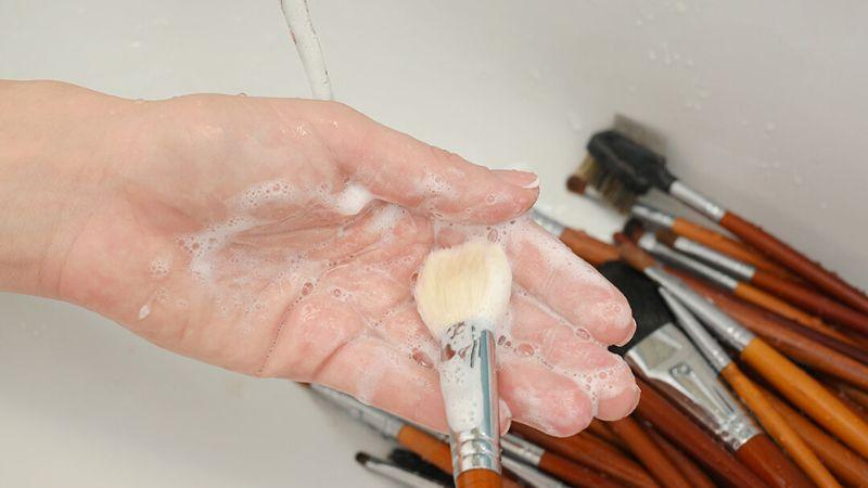 Rửa sạch bàn chải của bạn dưới nước ấm và dựng chúng với đầu lông hướng xuống cho đến khi chúng khô hoàn toàn