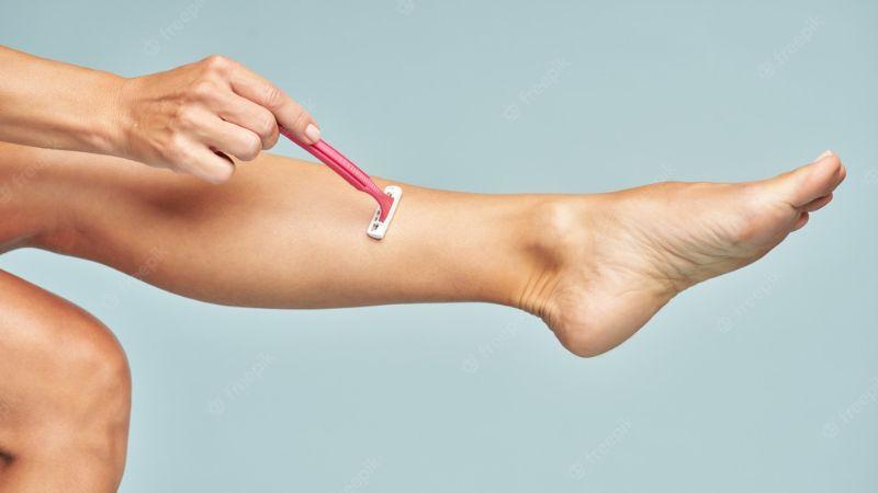 Dầu dừa có thể thay thế kem cạo lông, giúp bạn cạo sát, cạo mượt mà không có vết sần hay vết sưng tấy nào