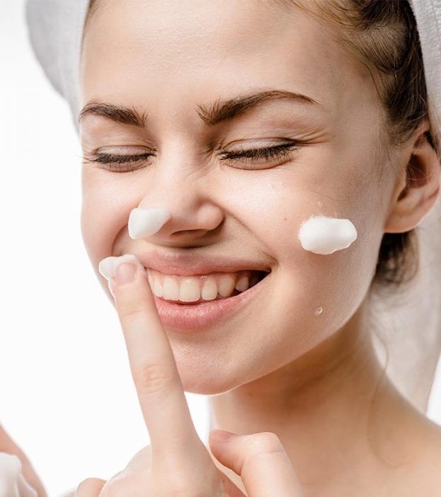 Rửa mặt là bước làm sạch không thể thiếu