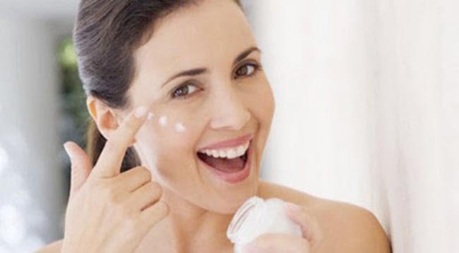 Bước dưỡng ẩm cho da là điều tối quan trọng.
