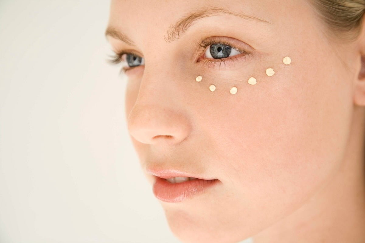 Dùng kem mắt để giúp ngăn ngừa quá trình lão hóa da vùng mắt