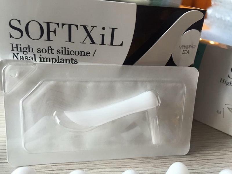 Sụn sườn tuy tốt nhưng dễ bị vênh và mất nhiều thời gian mới tương thích với cơ thể