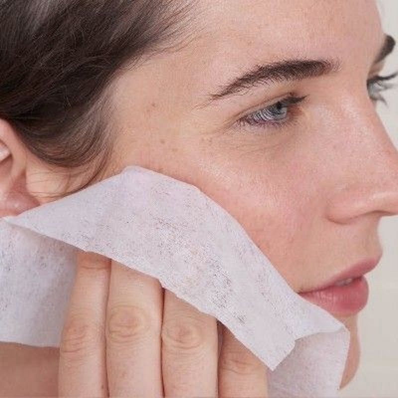 Dùng sữa rửa mặt hoặc bông thấm toner lau mặt vào buổi sáng