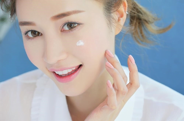 Luôn dùng kem chống nắng khi ra đường vào ban ngày