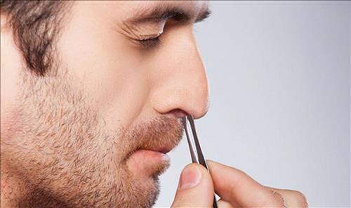 lông mũi thò ra ngoài