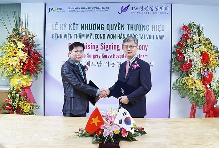 TS.BS Man Koon Suh bắt tay TS.BS Nguyễn Phan Tú Dung - Giám đốc JW Hàn Quốc tại Việt Nam trong lễ ký kết nhượng quyền thương hiệu JW