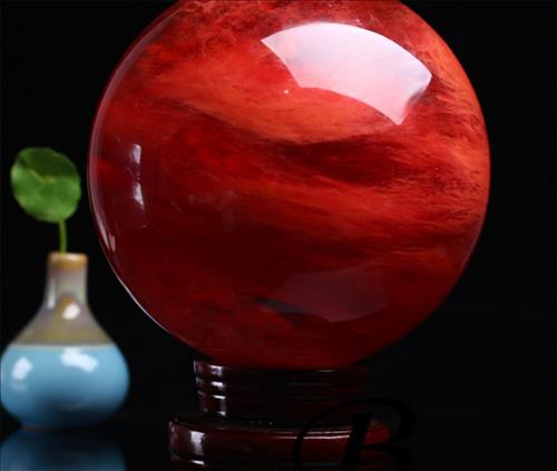 qua cau phong thuy hop menh tho mau do