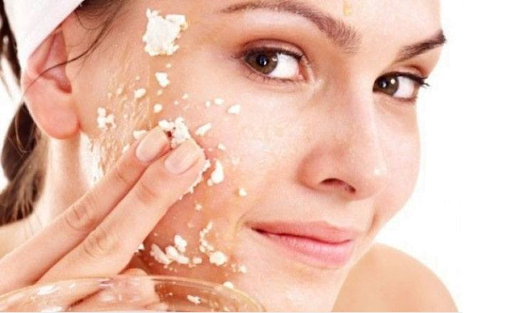 Tẩy tế bào chết sẽ giúp làn da trắng sáng và mịn màng hơn