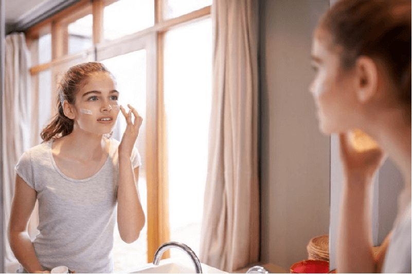 Sử dụng kem chống nắng để bảo vệ da trong quá trình điều trị mụn viêm đỏ