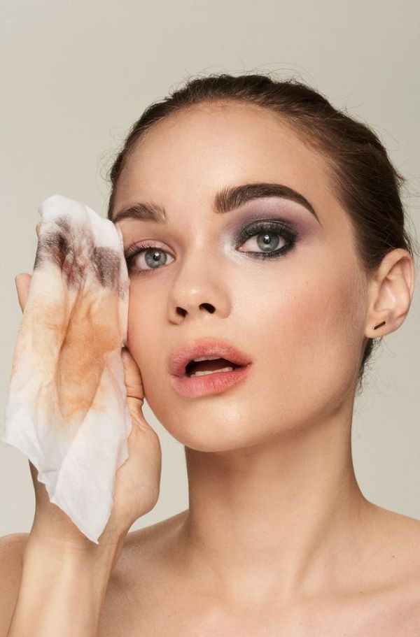 Tẩy trang là bước làm sạch nên có sau một ngày dài hoạt động