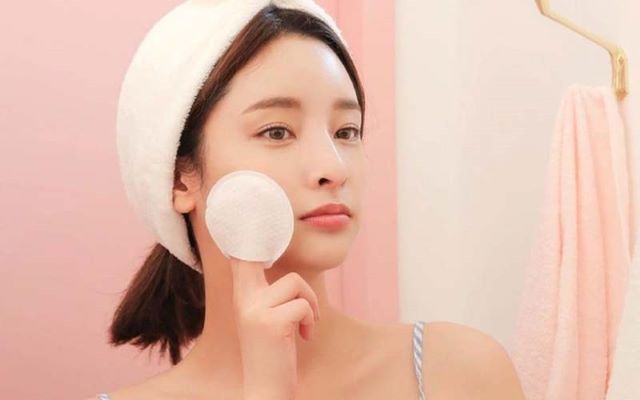 Bông tẩy trang là thứ không thể thiếu của nhiều chị em