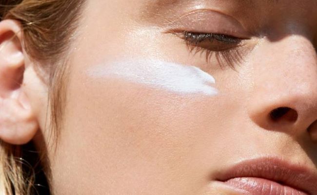 Kem chống nắng là một trong các cách điều trị lão hóa da mặt