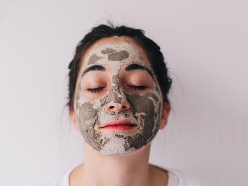 Mặt nạ đất sét giúp hút dầu nhờn, làm thông thoáng lỗ chân lông