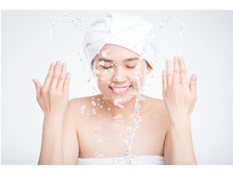 Nên rửa lại bằng sữa rửa mặt sau khi tẩy trang