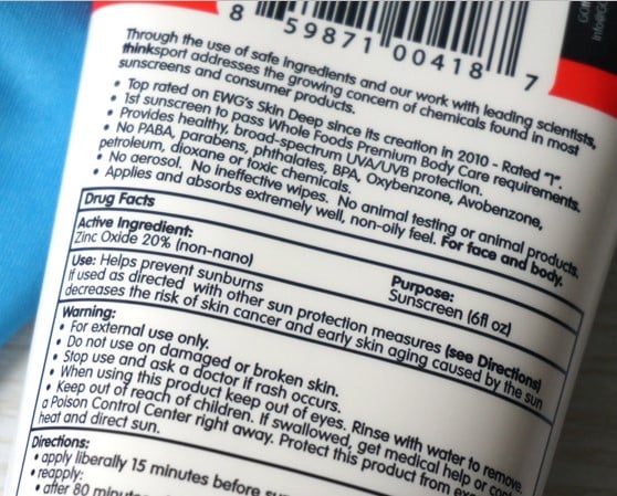 Xem kĩ nhãn thành phần để lựa chọn một loại kem chống nắng đi bơi phù hợp
