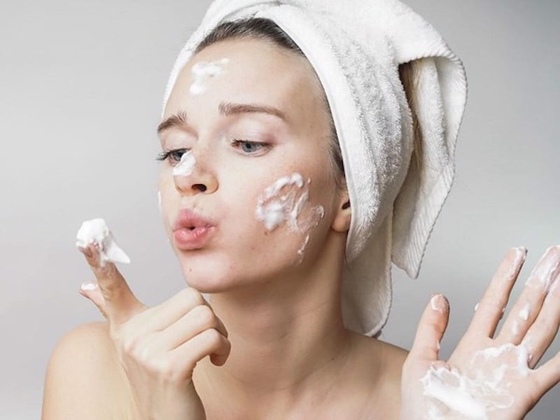 Nên tuân thủ các bước rửa mặt