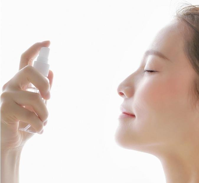 Xịt khoáng còn có công dụng giúp lớp trang điểm bền lâu