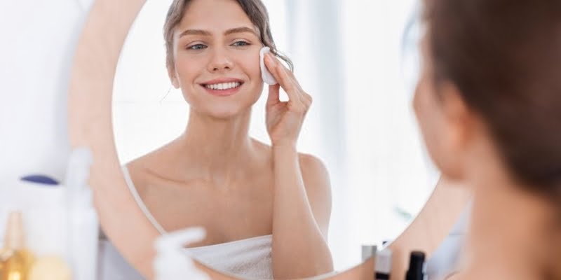 Nước tẩy trang giúp loại bỏ các tạp chất từ sâu bên trong