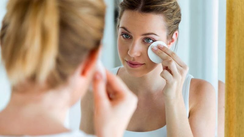 Da khô bạn nên tập trung vào các dưỡng chất cấp ẩm để ngăn ngừa xuất hiện nếp nhăn