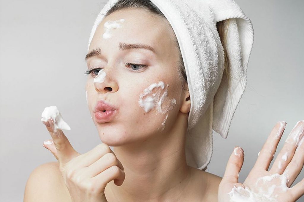 Vệ sinh da sạch sâu với sữa rửa mặt mỗi ngày