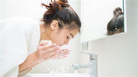 Rữa mặt bằng nước ấm vẫn chưa đủ để làm sạch các tác nhân gây mụn trên da