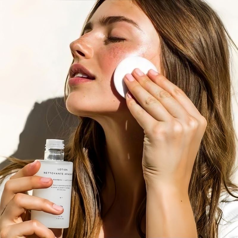 Giúp làn da sáng hơn với cách sử dụng nước tẩy trang chuẩn như spa