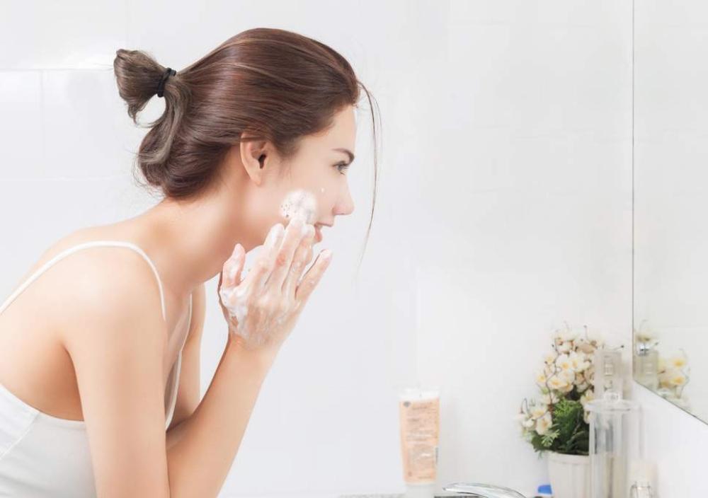 Dùng sữa rửa mặt là bước quan trọng trong các bước skincare cơ bản