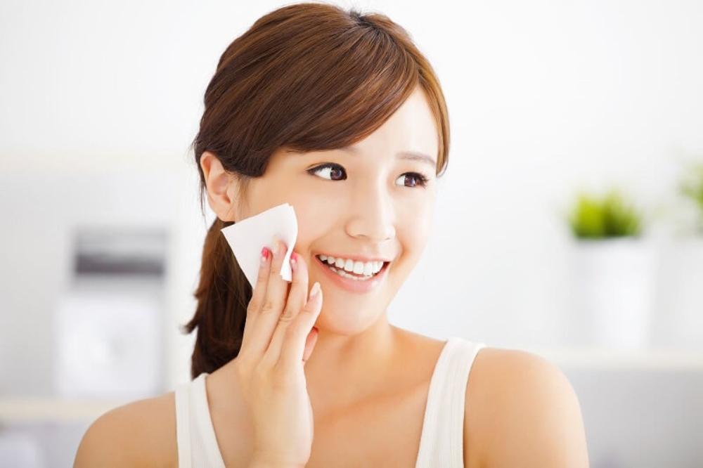 Sử dụng toner là bước tiếp theo trong các bước skincare cho da mụn