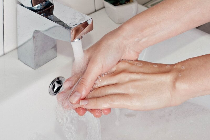 Vệ sinh tay sạch sẽ trước khi thoa nước hoa hồng lên mặt
