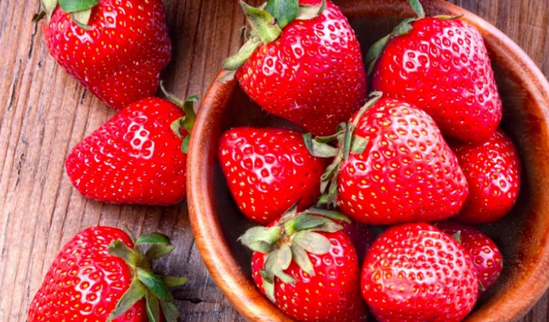 Dâu tây có nhiều vitamin giúp sản sinh collagen, làm cho da luôn căng mịn giúp trị thâm body tại nhà đơn giản