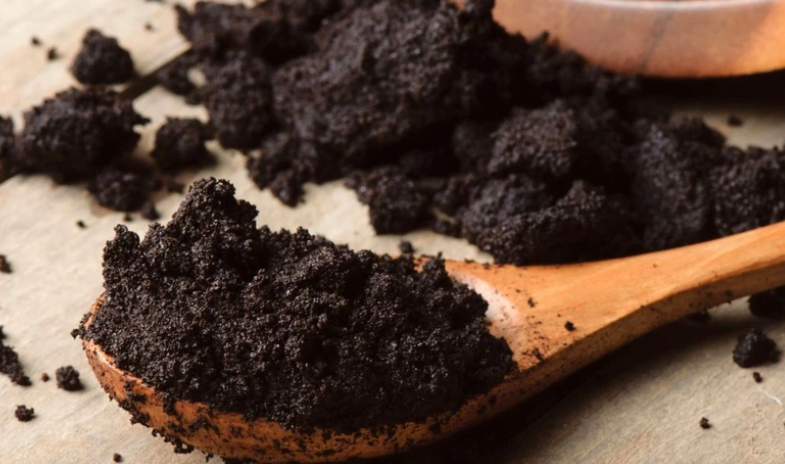 Trị thâm body tại nhà bằng bã cà phê tẩy da chết, làm cho da mềm mịn và trắng sáng.